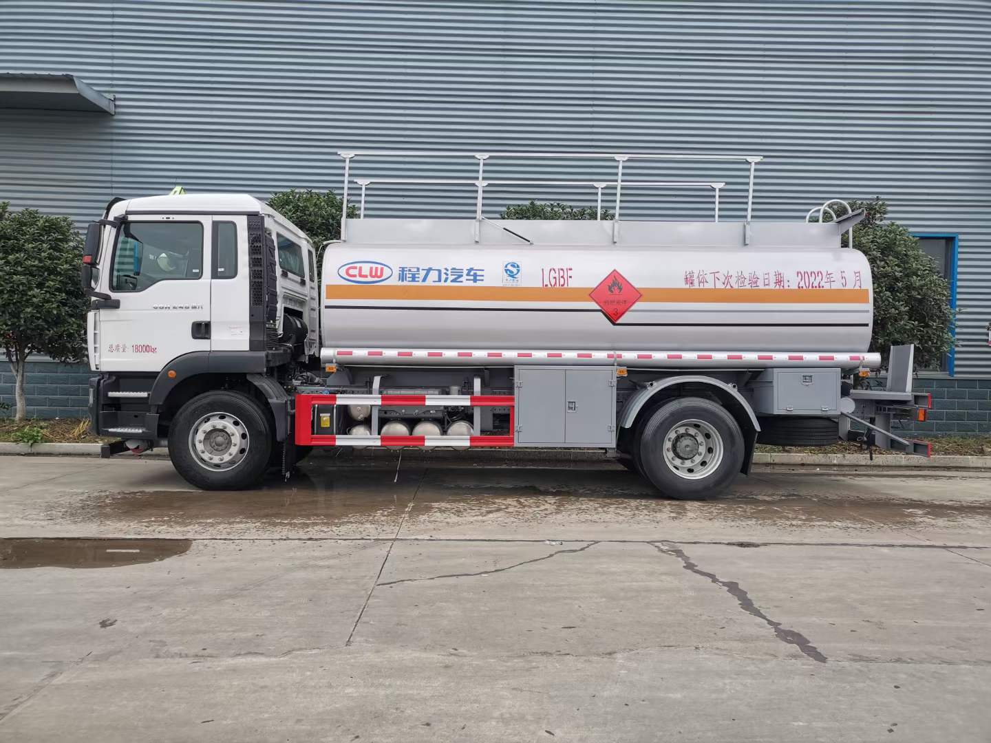 重汽汕德卡单桥国六加油车