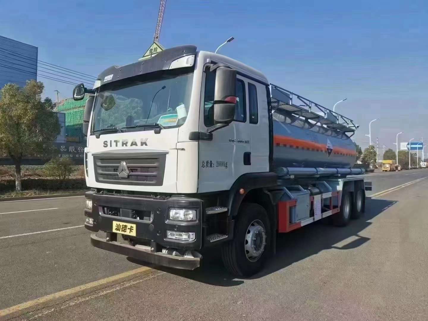 重汽汕德卡八类腐蚀品罐车