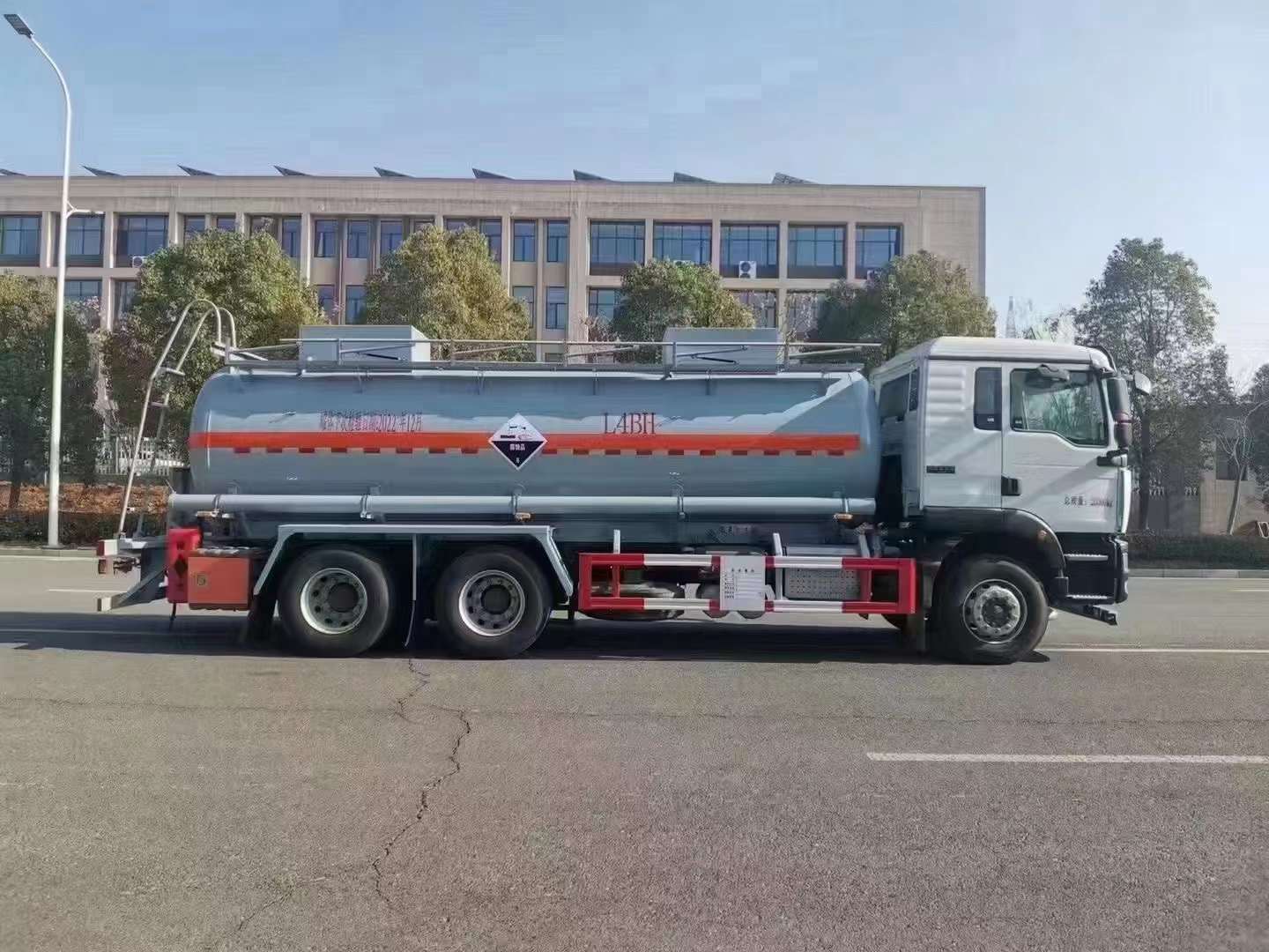 重汽汕德卡八类腐蚀品罐车