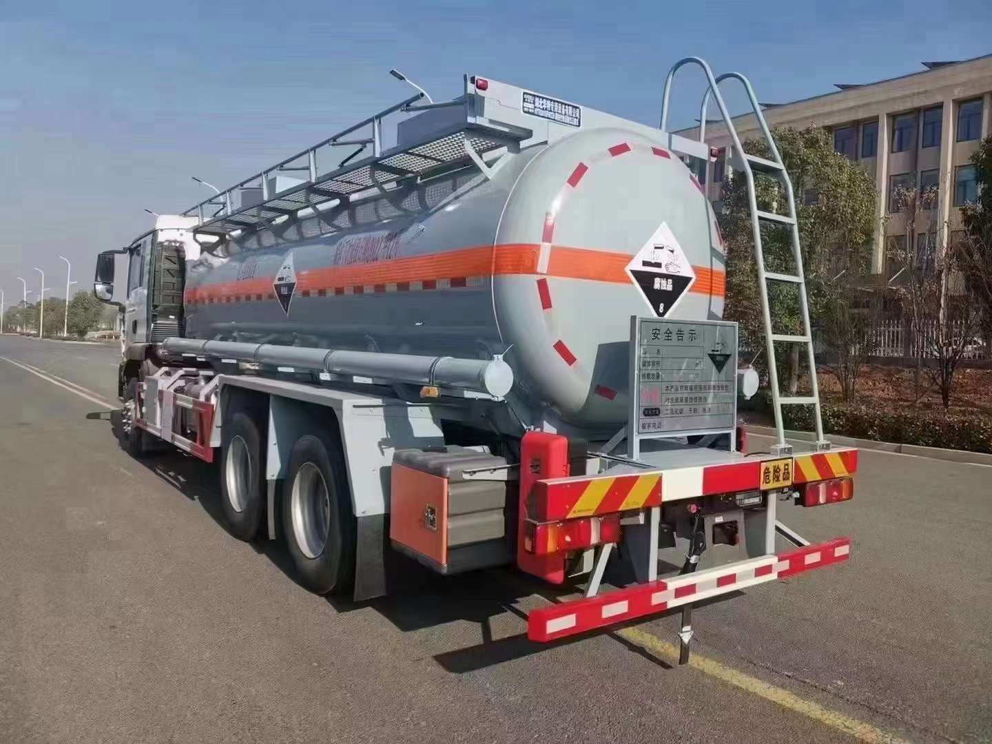 重汽汕德卡八类腐蚀品罐车