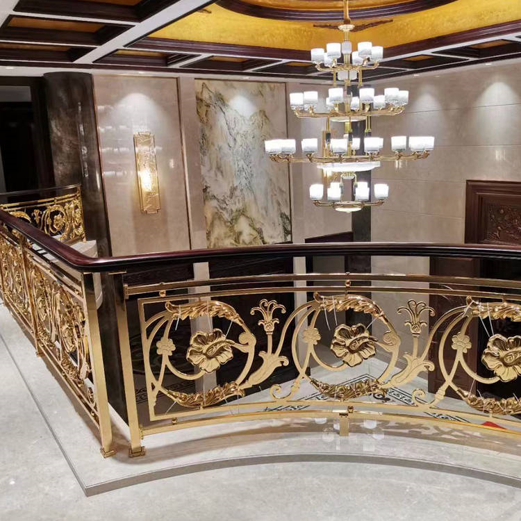 别墅金色铜楼梯扶手外形简洁大方 豪华而随  楼梯铝艺雕花  雕花镂空铝艺楼梯  镜面铜艺楼梯