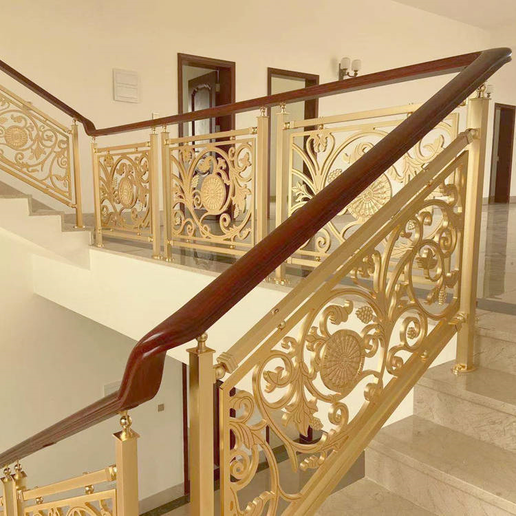 别墅金色铜楼梯扶手外形简洁大方 豪华而随  楼梯铝艺雕花  雕花镂空铝艺楼梯  镜面铜艺楼梯
