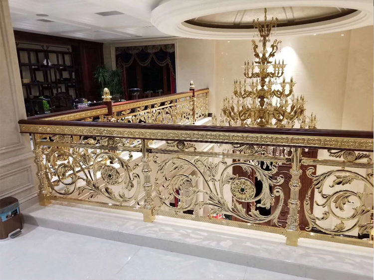 豪华别墅铜板雕花楼梯栏杆一直在谋求新跨越  K金镜面铝雕刻护栏  欧式铝板装饰楼梯  直供山东铝雕刻护栏