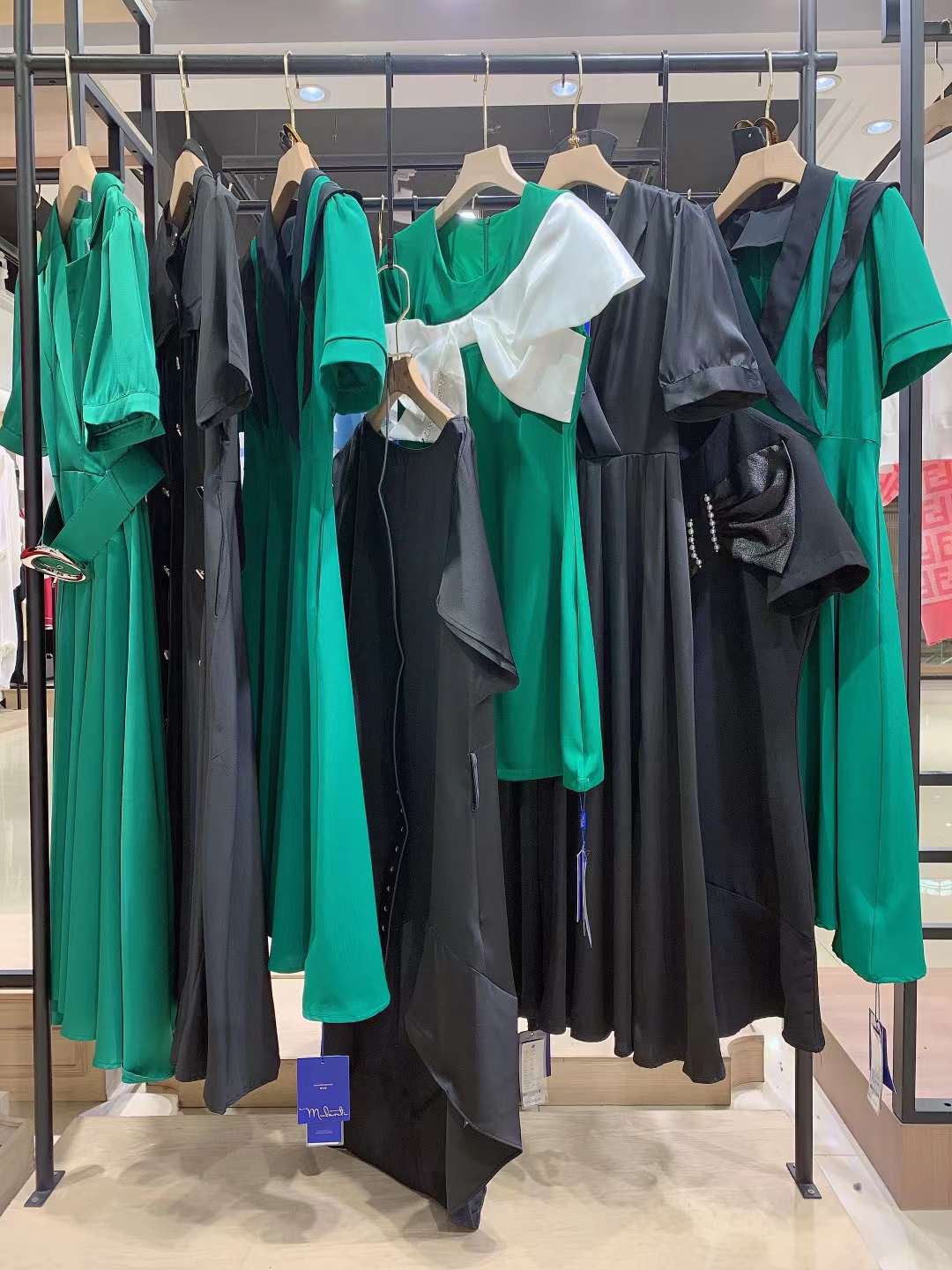 休闲品牌穆兰缇2022夏精品女装折扣店进货渠道  女装尾货批发  女装库存尾货批发
