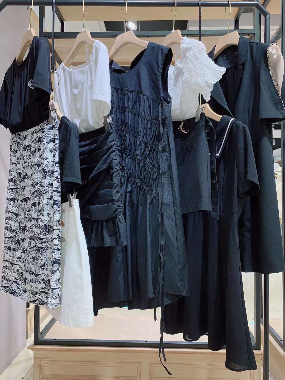 品牌高端品牌迪卡轩2022夏女装折扣尾货批发市场  女装尾货批发  女装库存尾货批发