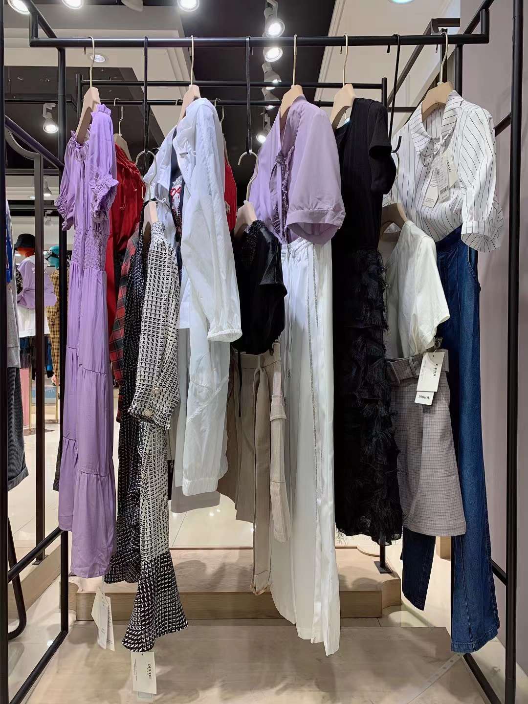 品牌高端品牌迪卡轩2022夏女装折扣尾货批发市场  女装尾货批发  女装库存尾货批发