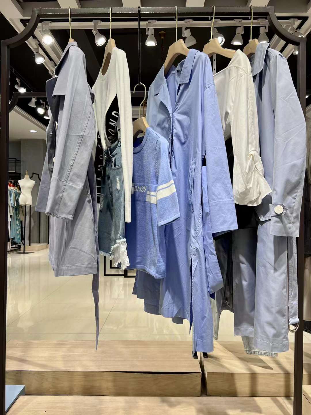 国内品牌艾托奥2022夏品牌女装折扣尾货走份批发  女装尾货批发  女装库存尾货批发