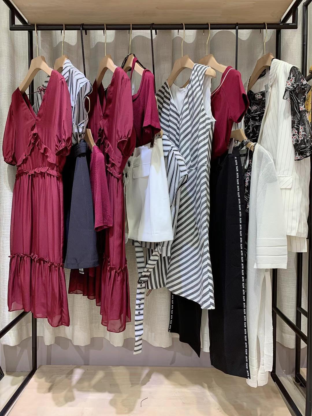 国内品牌艾托奥2022夏品牌女装折扣尾货走份批发  女装尾货批发  女装库存尾货批发