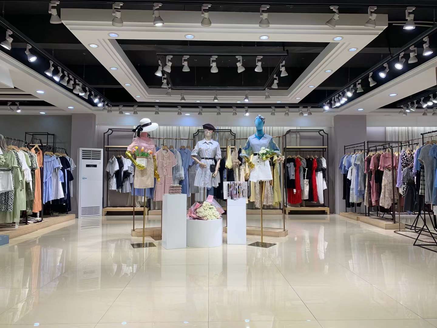 高端品牌青葵2022夏大牌女装折扣尾货货源批发  女装尾货批发  女装库存尾货批发