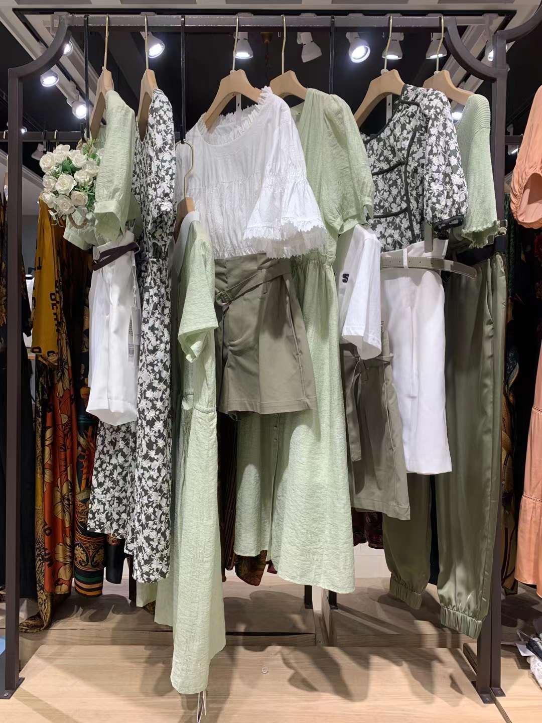 高端品牌青葵2022夏大牌女装折扣尾货货源批发  女装尾货批发  女装库存尾货批发