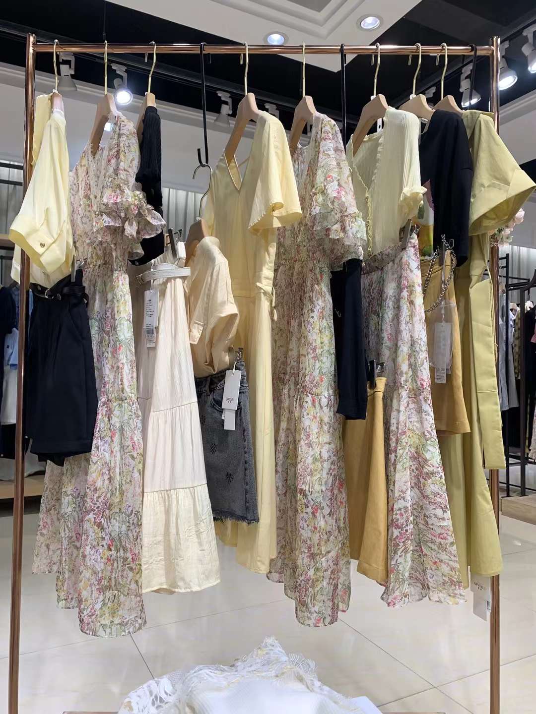 高端品牌青葵2022夏大牌女装折扣尾货货源批发  女装尾货批发  女装库存尾货批发