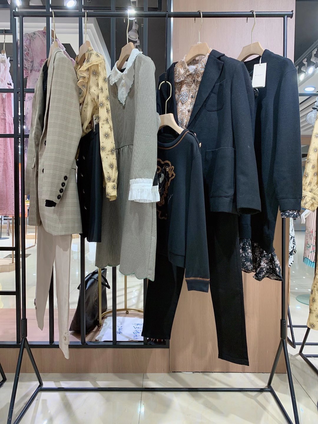 香港知名品牌芭依璐2022秋折扣女装电商实体店拿货渠道  女装折扣  女装尾货批发  女装库存尾货批发