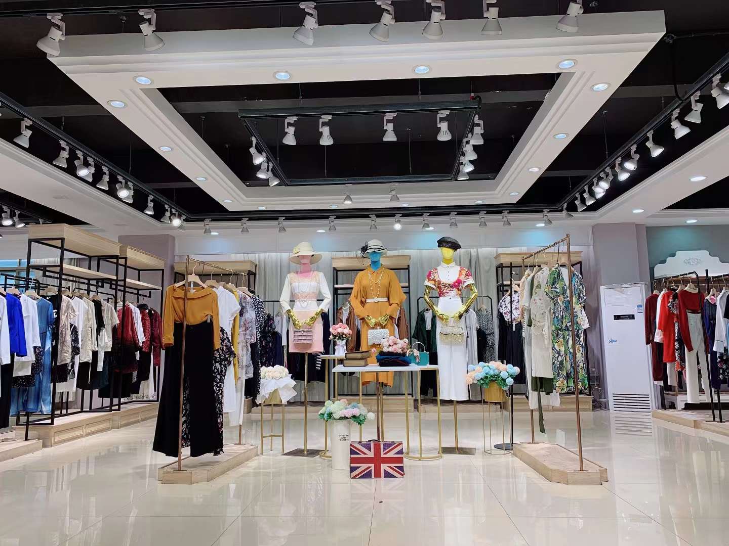 轻奢品牌玖姿2022女装折扣尾货一手货源批发渠道  女装尾货批发  女装库存尾货批发