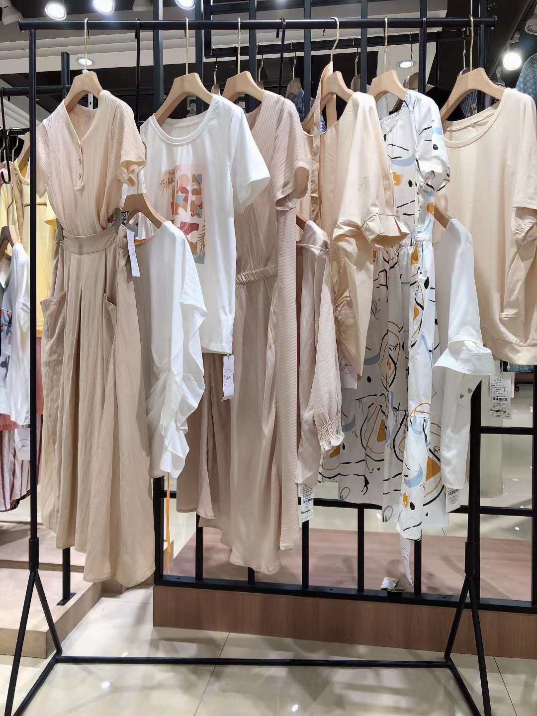 品牌车轱辘2022夏品牌折扣女装实体店进货渠道  女装折扣  女装尾货批发