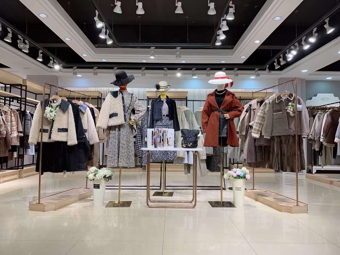爆抢女装帛兰雅2022秋冬折扣女装货源批发  女装折扣  女装尾货批发  女装库存尾货批发