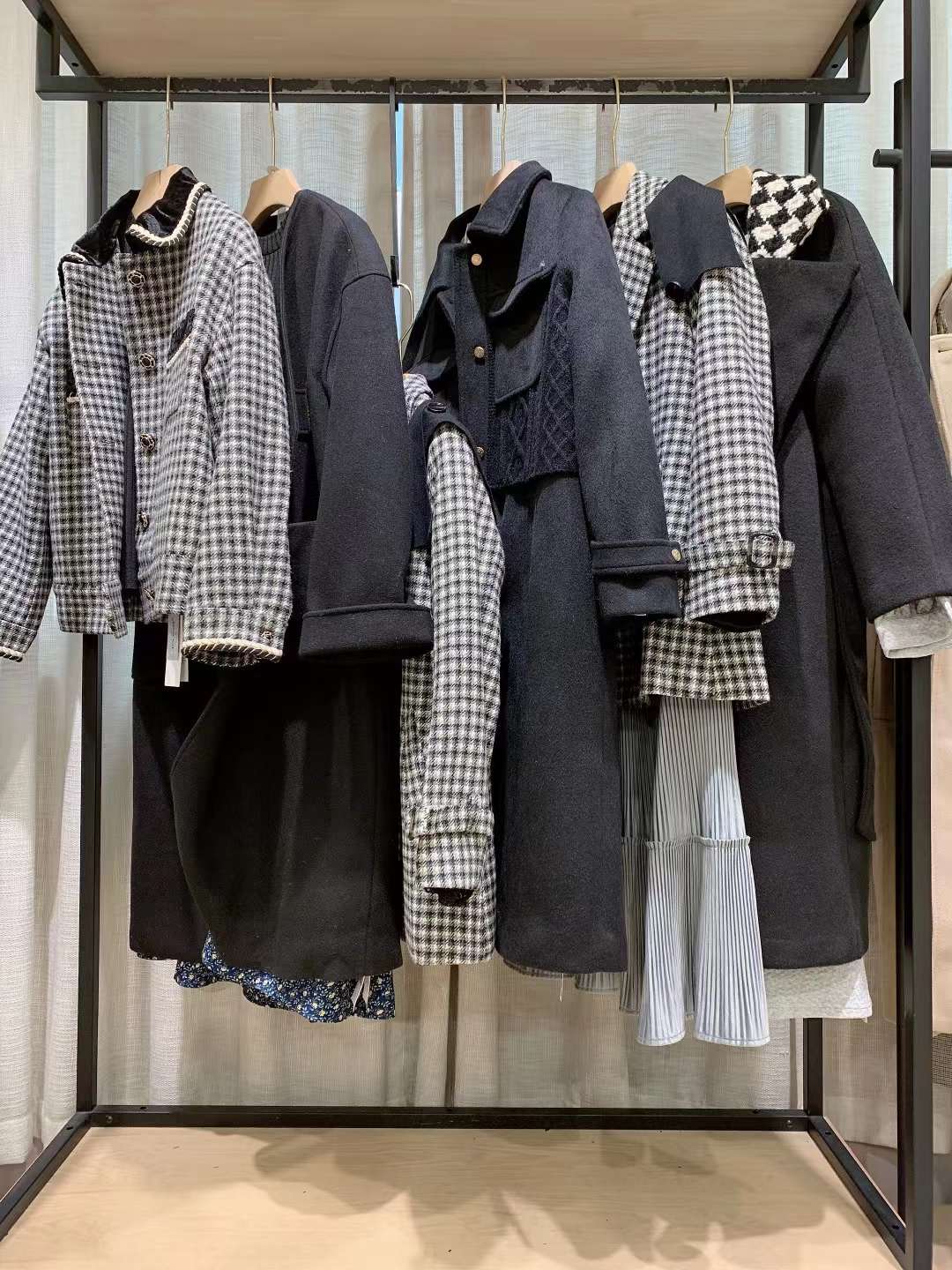 爆抢女装帛兰雅2022秋冬折扣女装货源批发  女装折扣  女装尾货批发  女装库存尾货批发