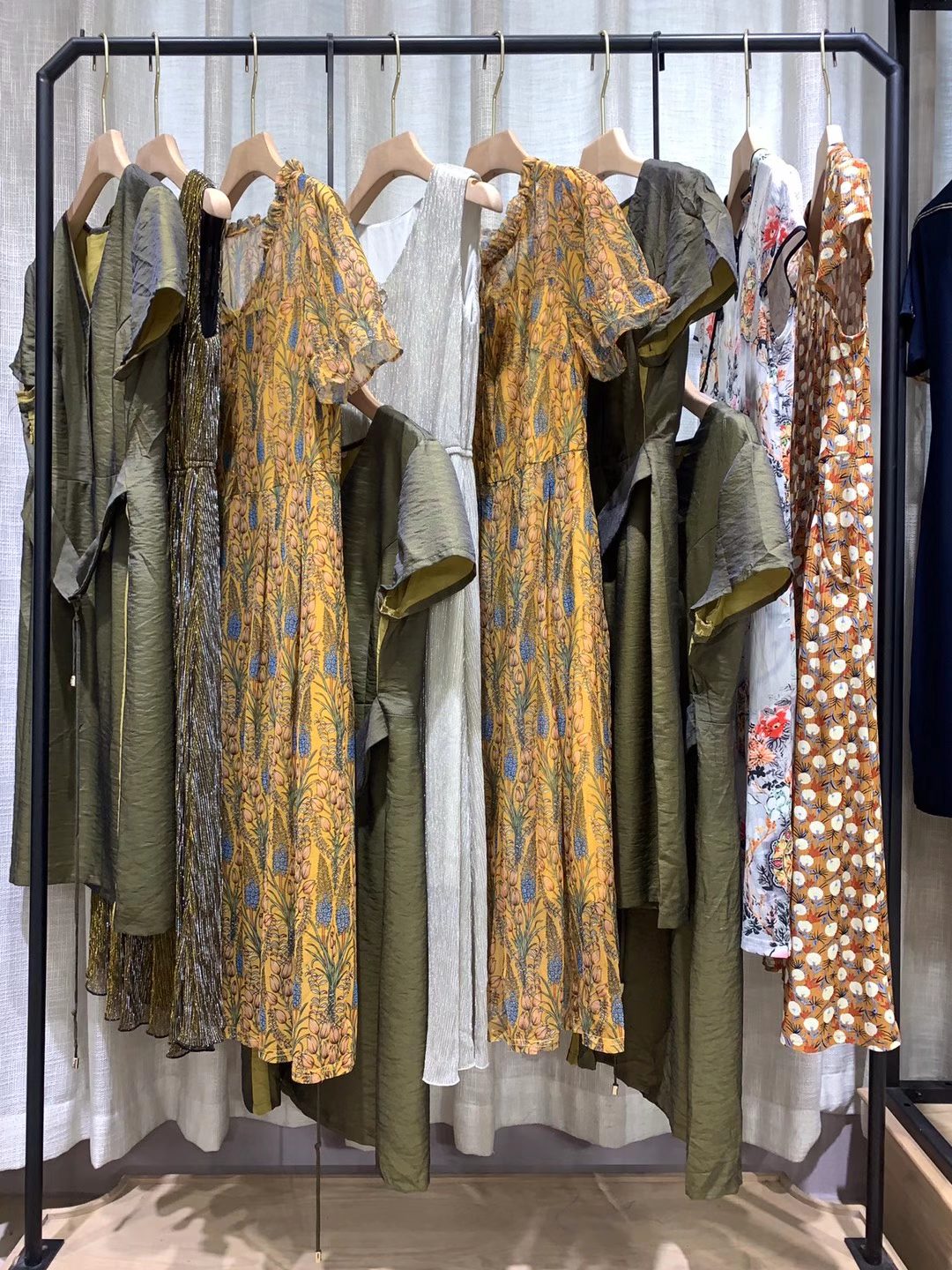 潮牌女装迪莎2022夏正品女装折扣尾货一手货源批发  女装尾货批发  女装库存尾货批发