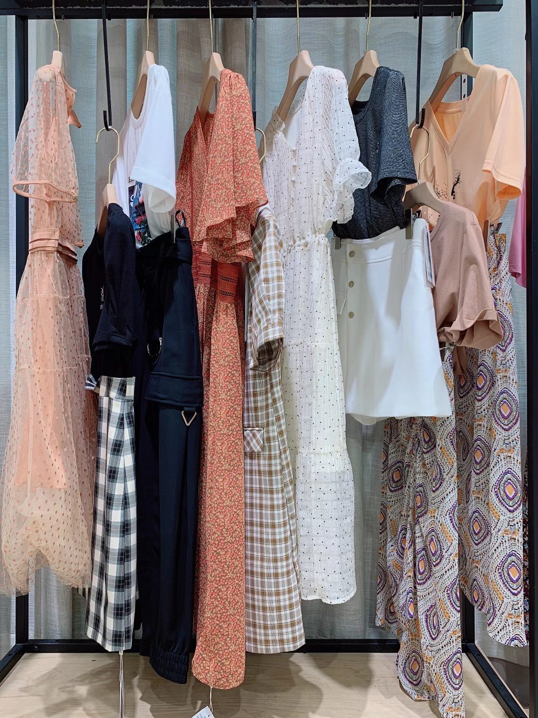 品牌伊袖2022夏品牌女装折扣库存尾货一手货源批发  女装尾货批发  女装库存尾货批发