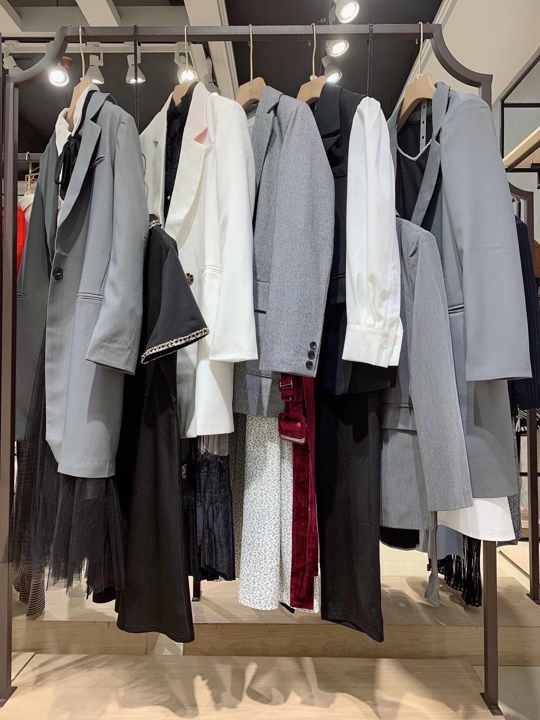 品牌蔓莎国际2022秋剪标女装折扣尾货实体店进货渠道  女装尾货批发  女装一手货源