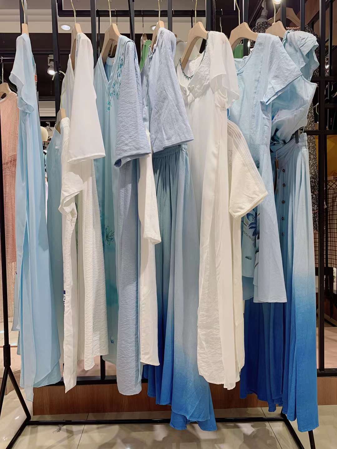 深圳品牌木棉道2022夏精品折扣女装库存尾货货源批发  女装折扣  女装尾货批发  女装库存尾货批发