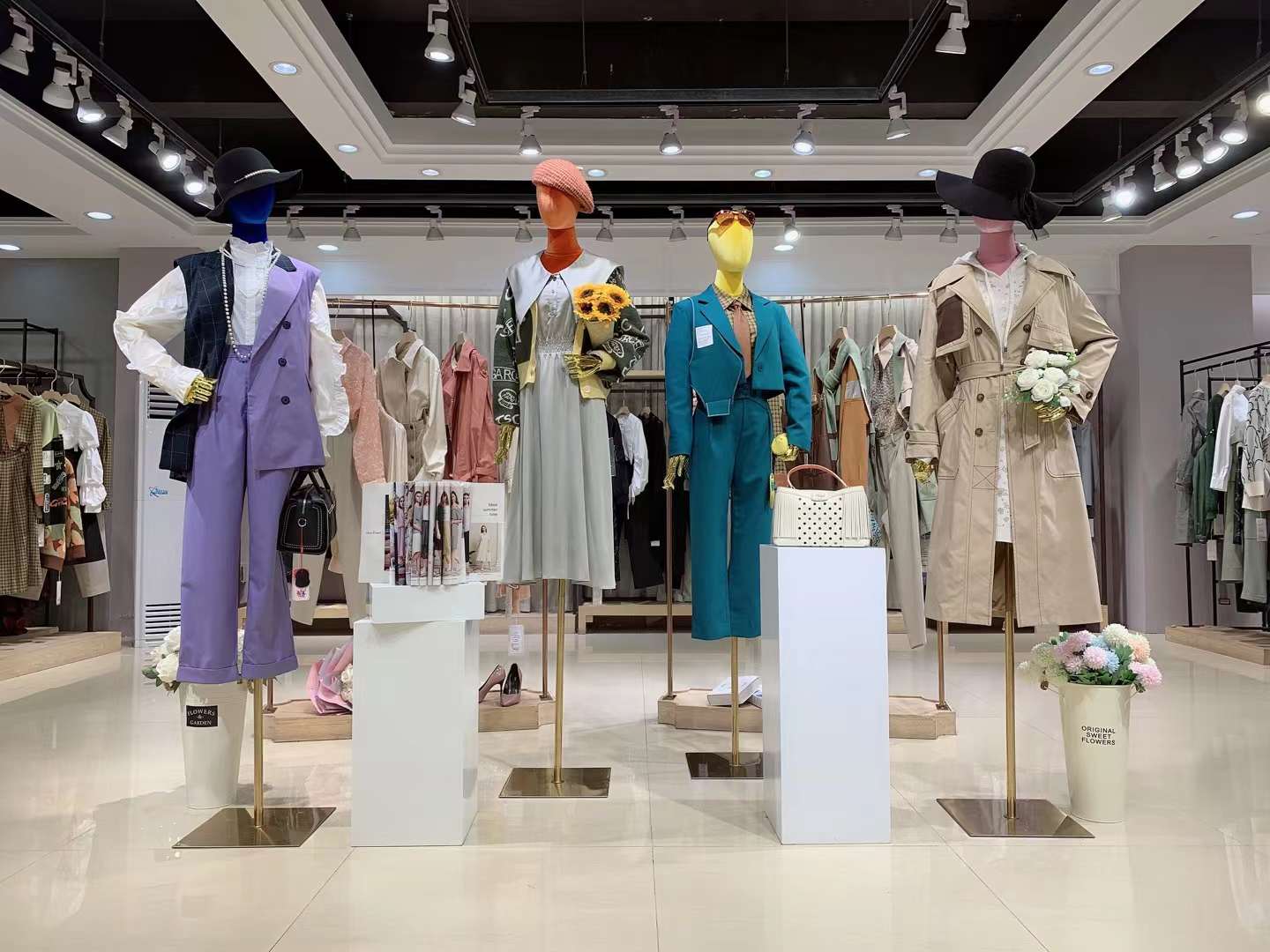 香港高端品牌纪优希2022秋冬女装折扣店尾货货源批发  女装尾货批发  女装库存尾货批发