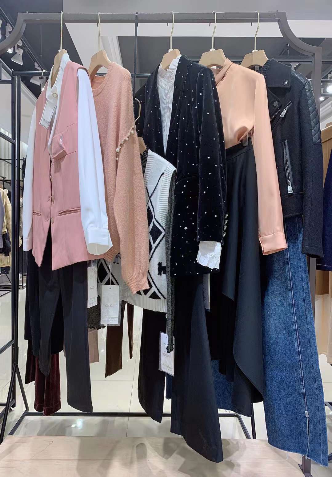 香港高端品牌纪优希2022秋冬女装折扣店尾货货源批发  女装尾货批发  女装库存尾货批发
