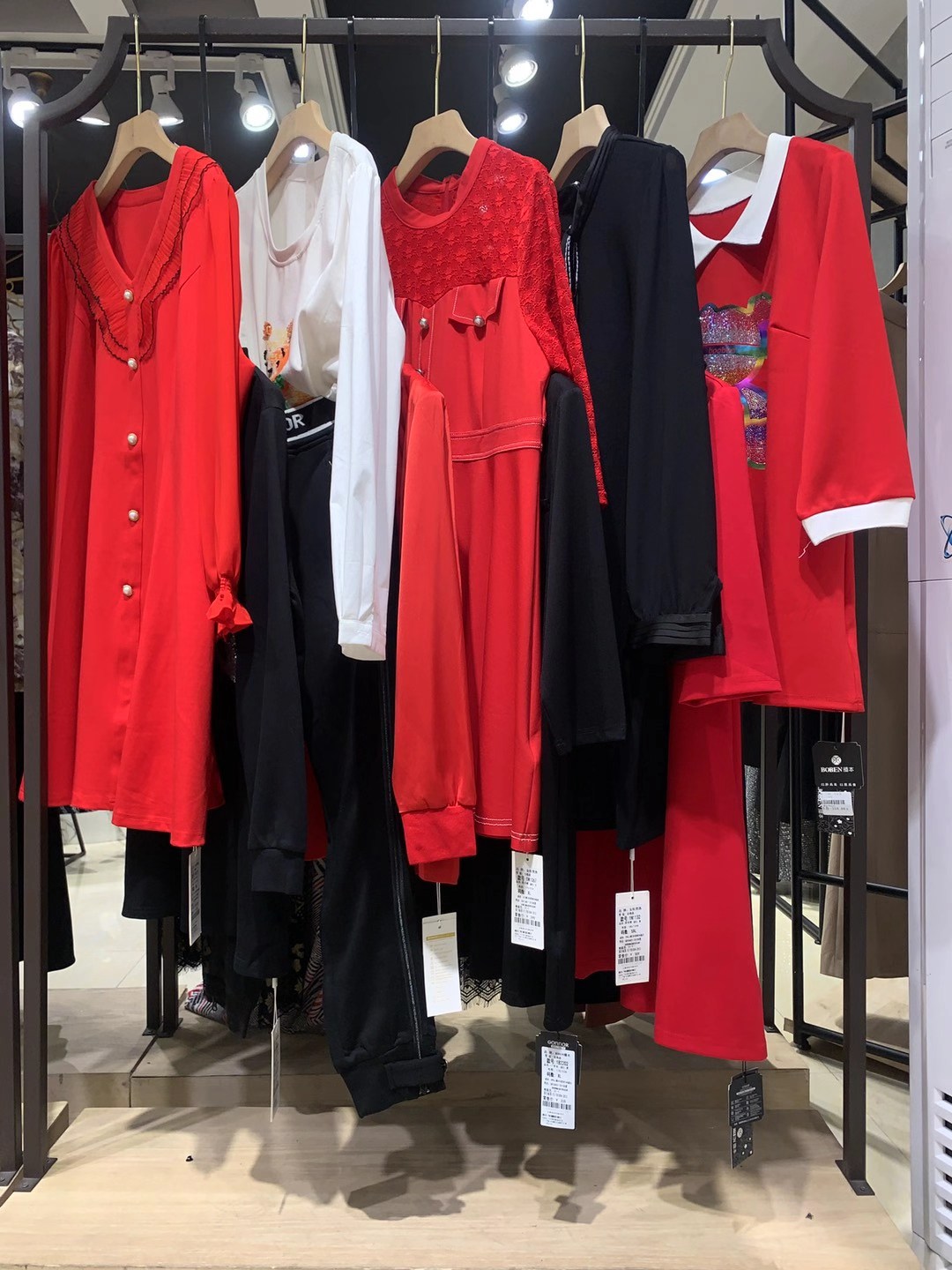 品牌女权 2022品牌折扣女装尾货库存批发供应链  女装折扣  女装尾货批发  女装库存尾货批发