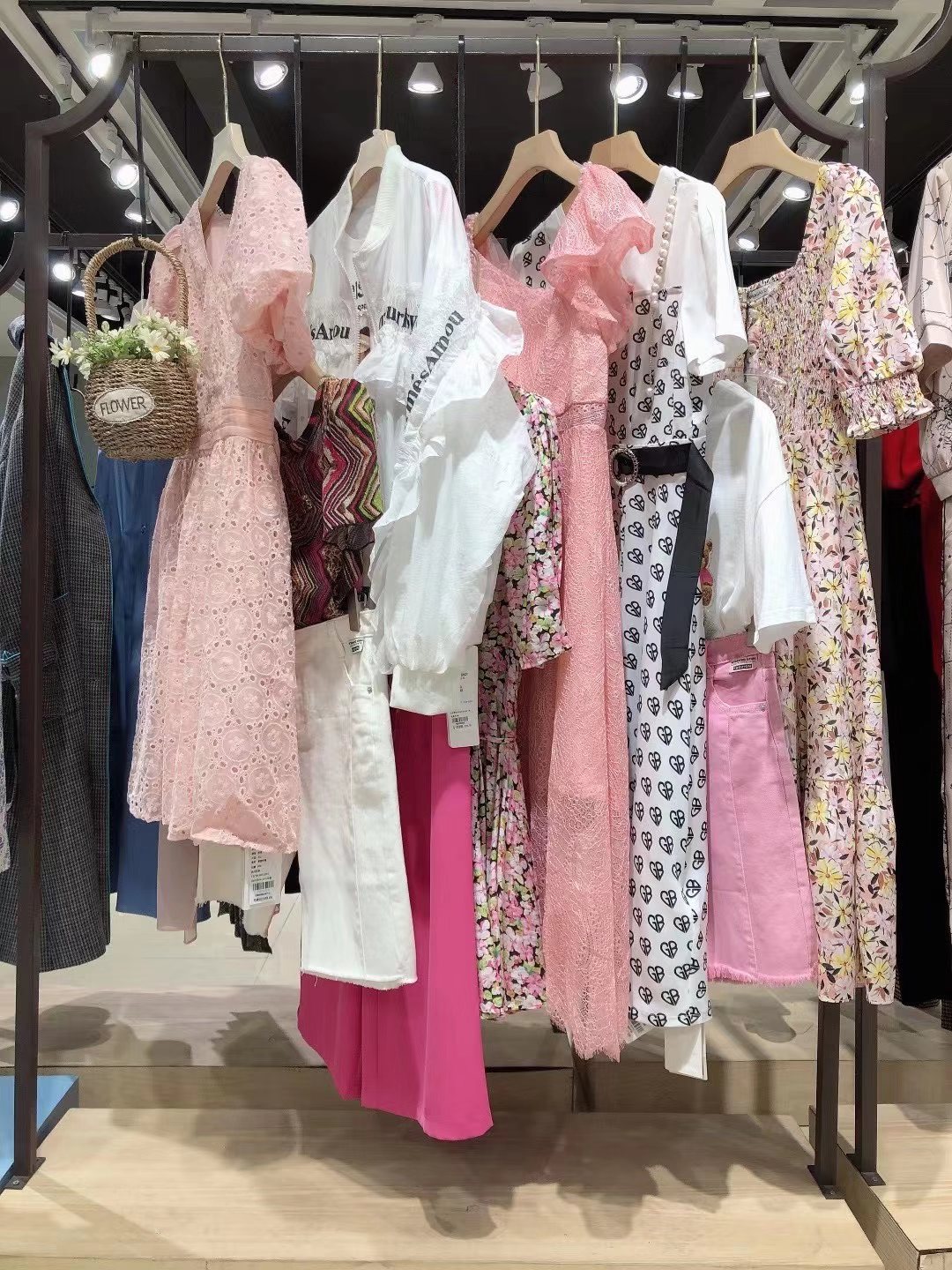 时尚品牌戛娜巨式2022夏女装折扣一手货源电商进货渠道  女装尾货批发  女装库存尾货批发