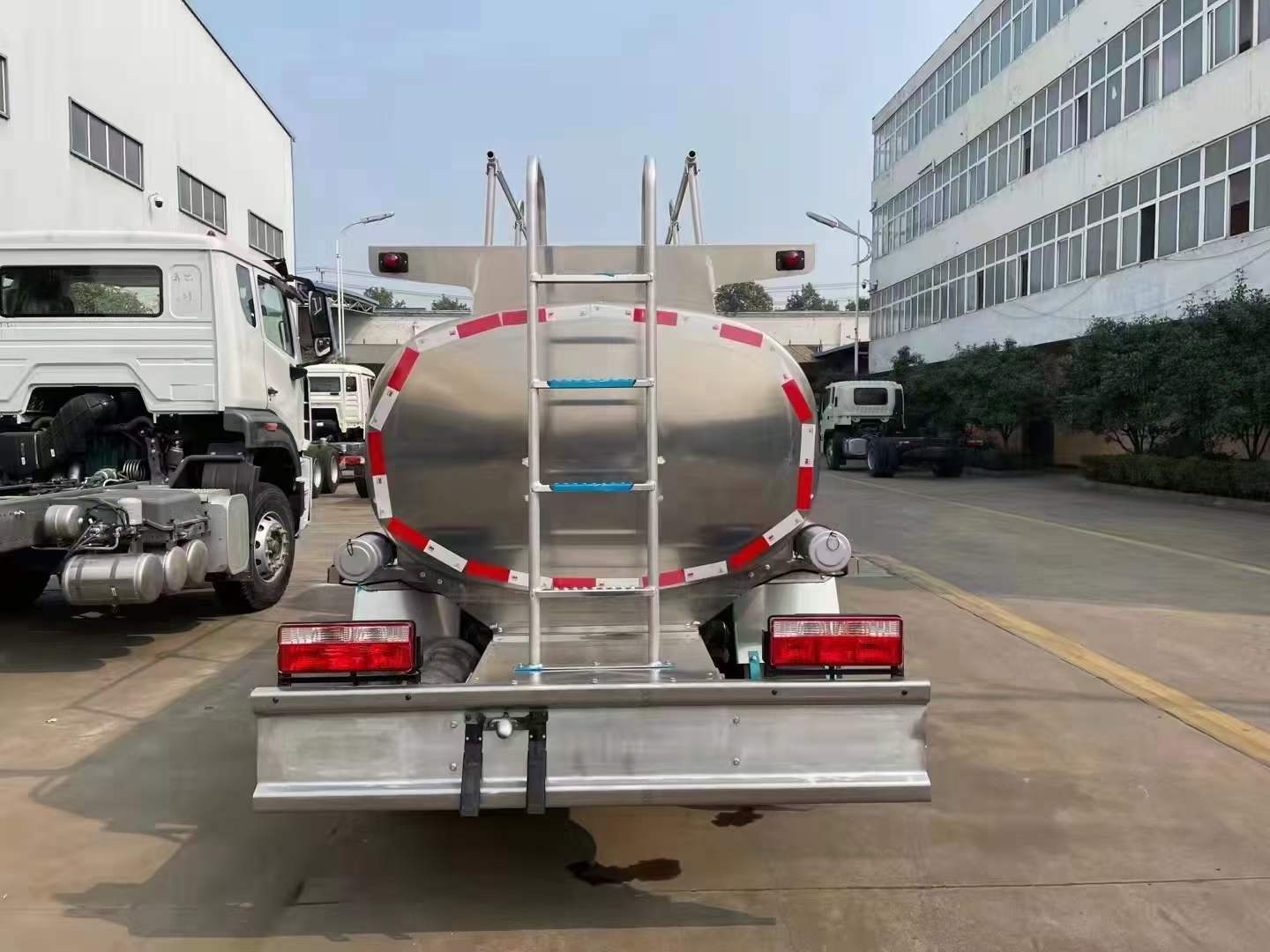 今日推介 蓝牌4吨普货液罐车，可上个人户  国六  东风  供液车