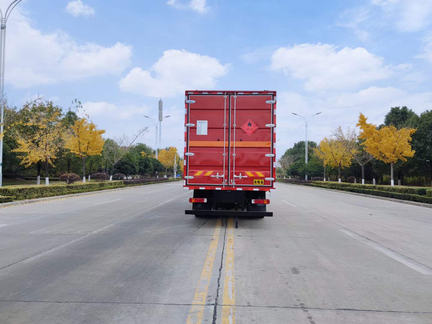 解放龙V易燃气体厢式运输车，易燃液体厢式运输车  国六