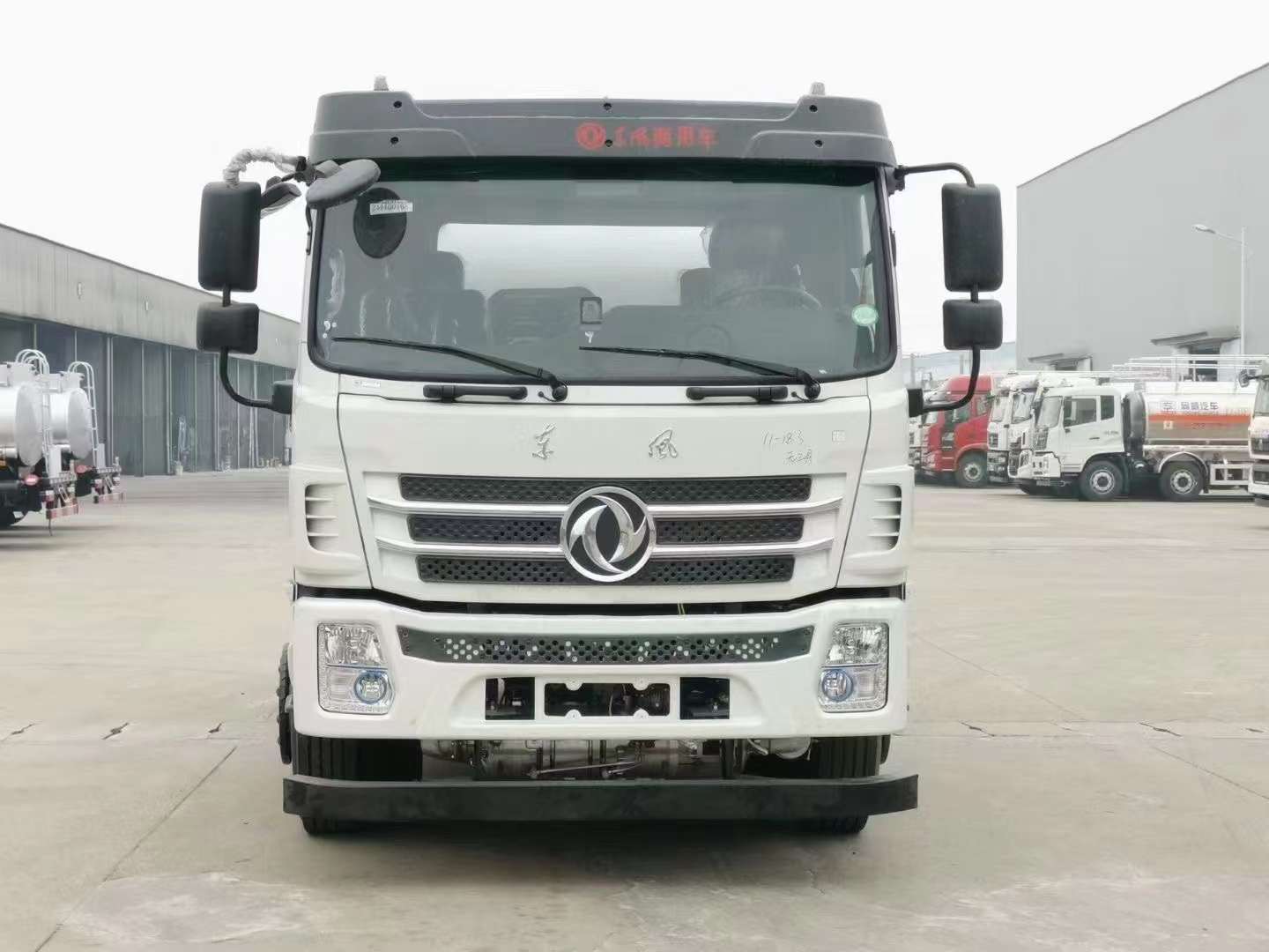 12方东风运油车  国六  油罐车