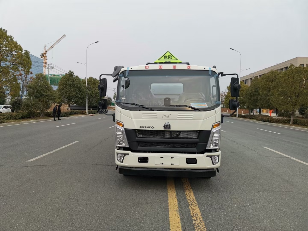 重汽豪沃底盘 8吨油罐车  国六