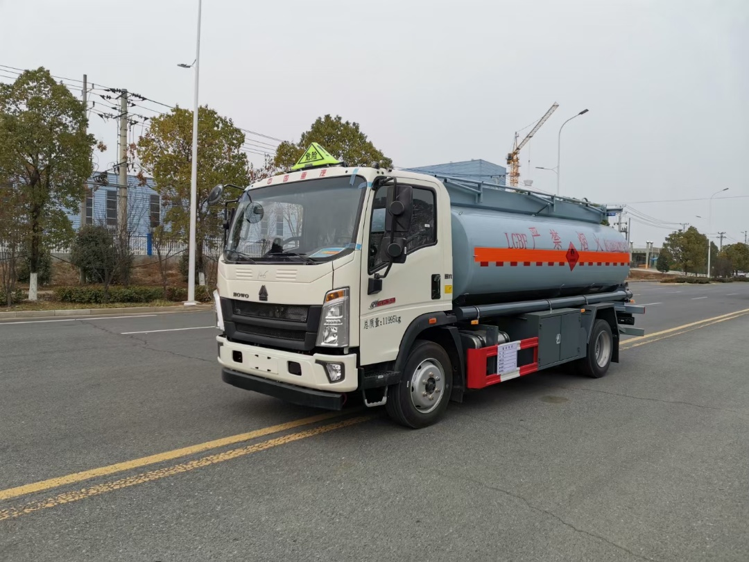 重汽豪沃底盘 8吨油罐车  国六