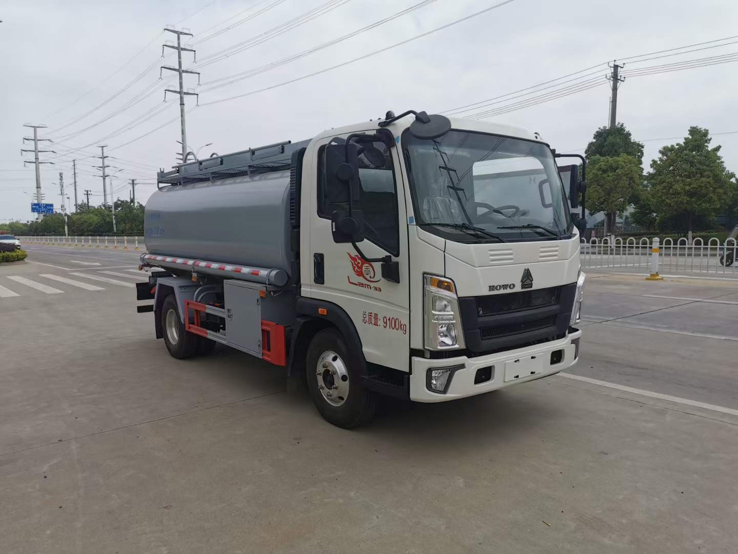 国六重汽豪沃普货供液车