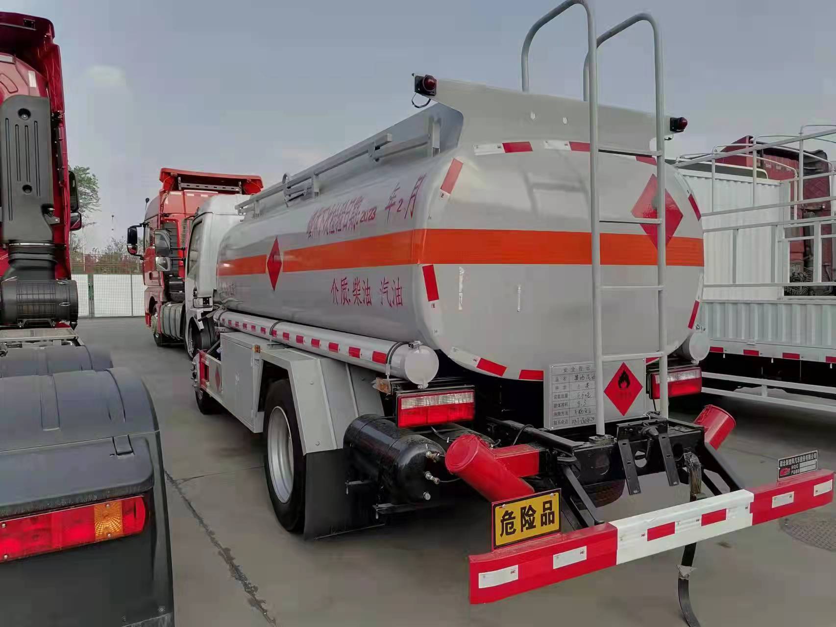 国六东风8吨加油车 经典玉柴发动机