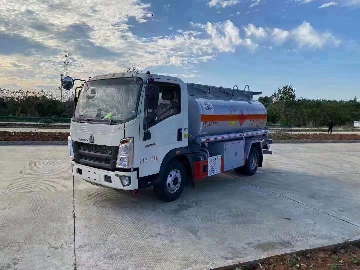 豪沃核载5吨加油车  国六  重汽