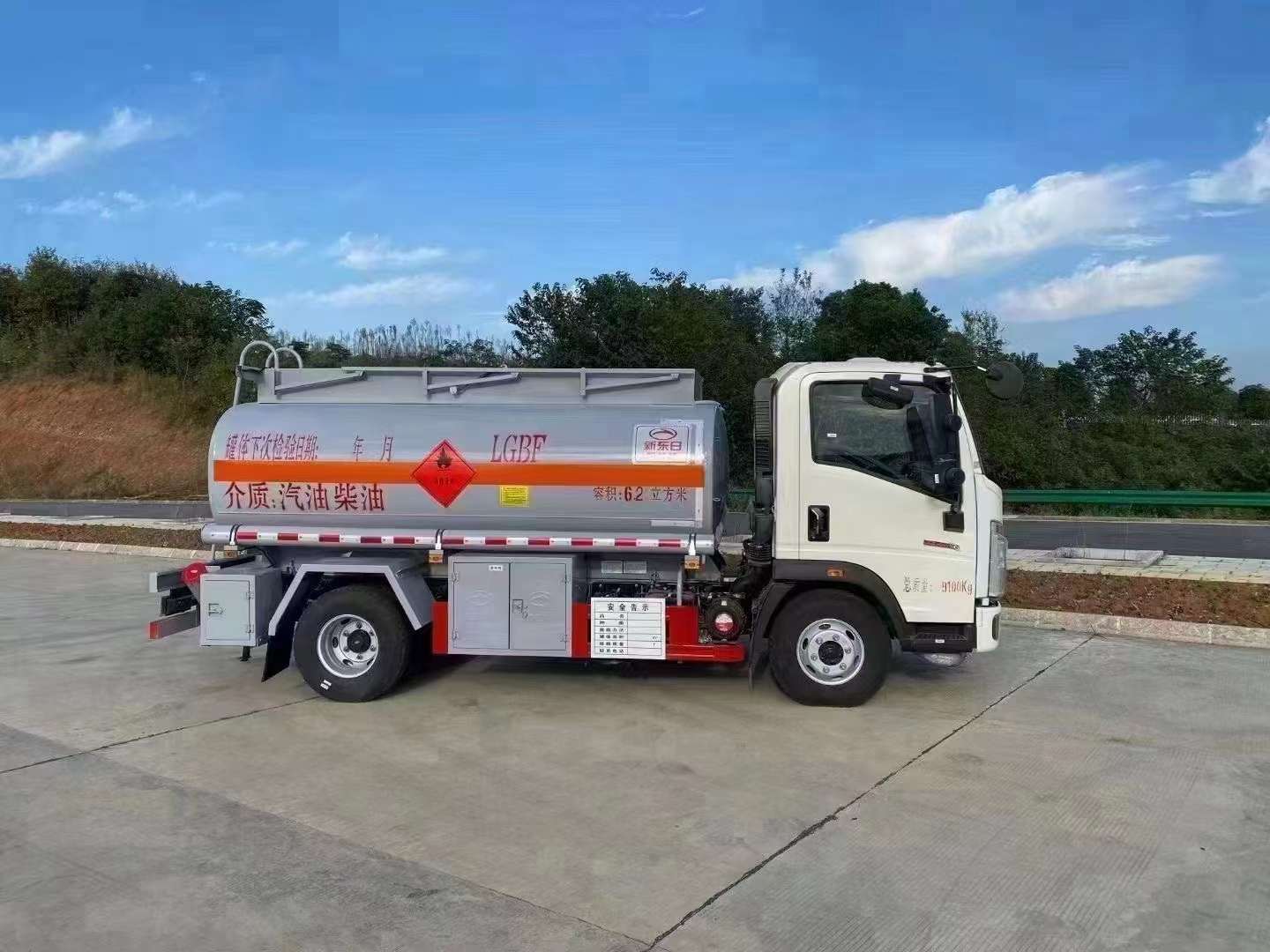 豪沃核载5吨加油车  国六  重汽