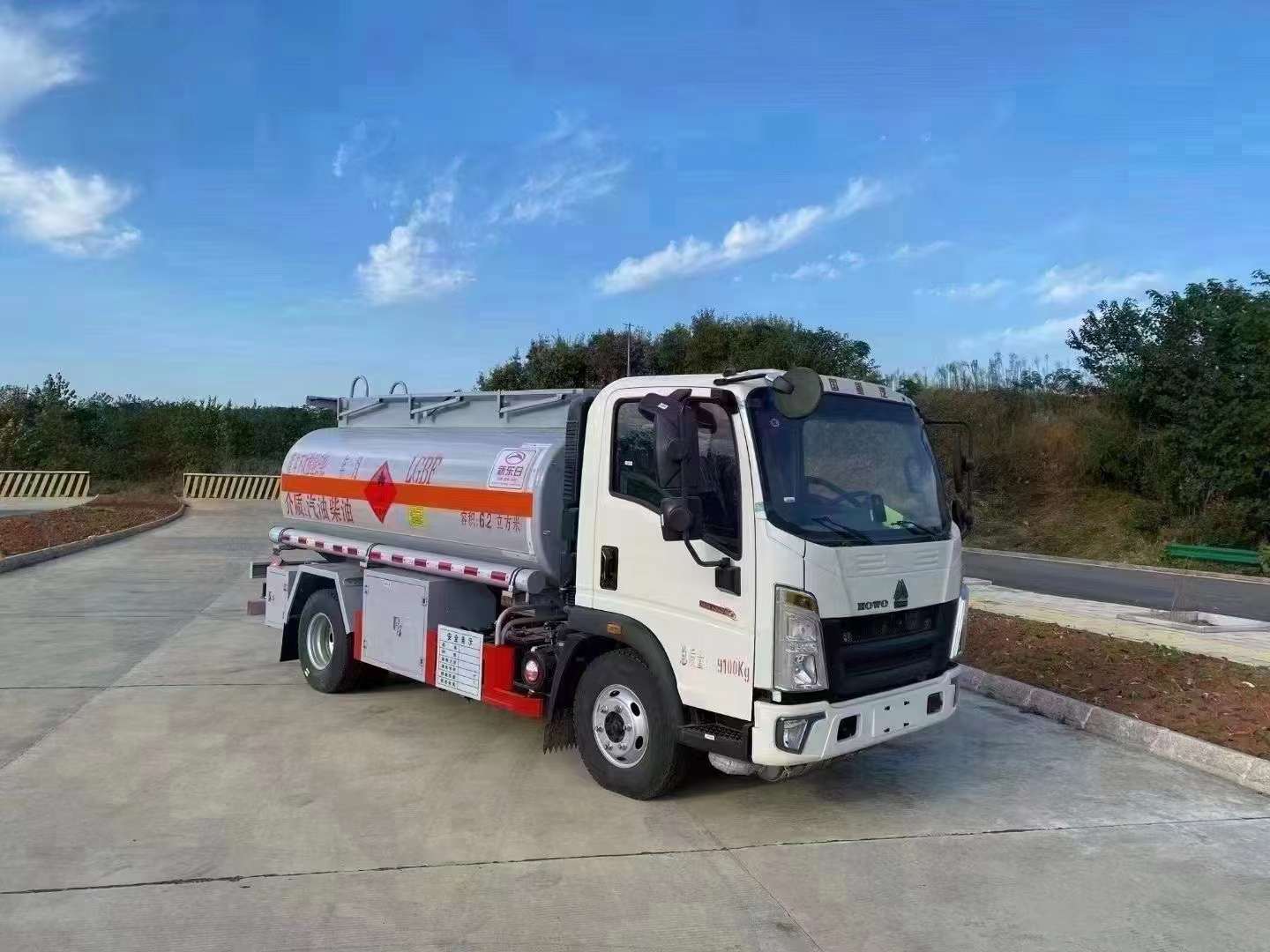 豪沃核载5吨加油车  国六  重汽