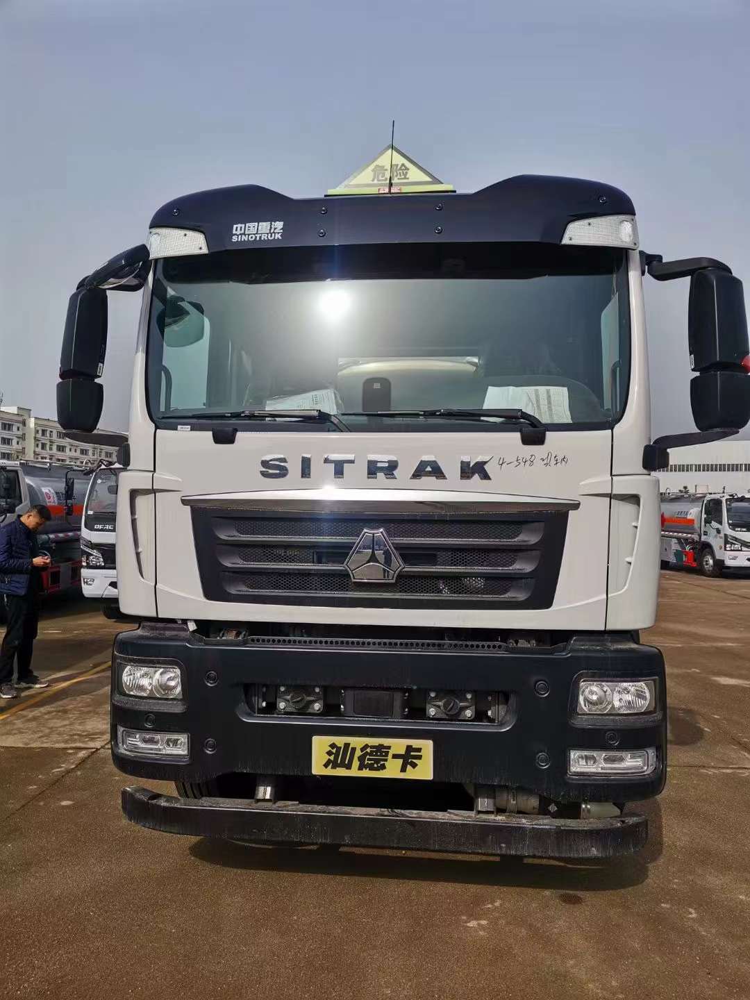 国六重汽汕德卡前四后八铝合金油罐车