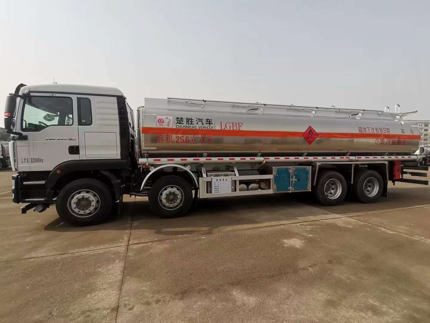 国六重汽汕德卡前四后八铝合金油罐车