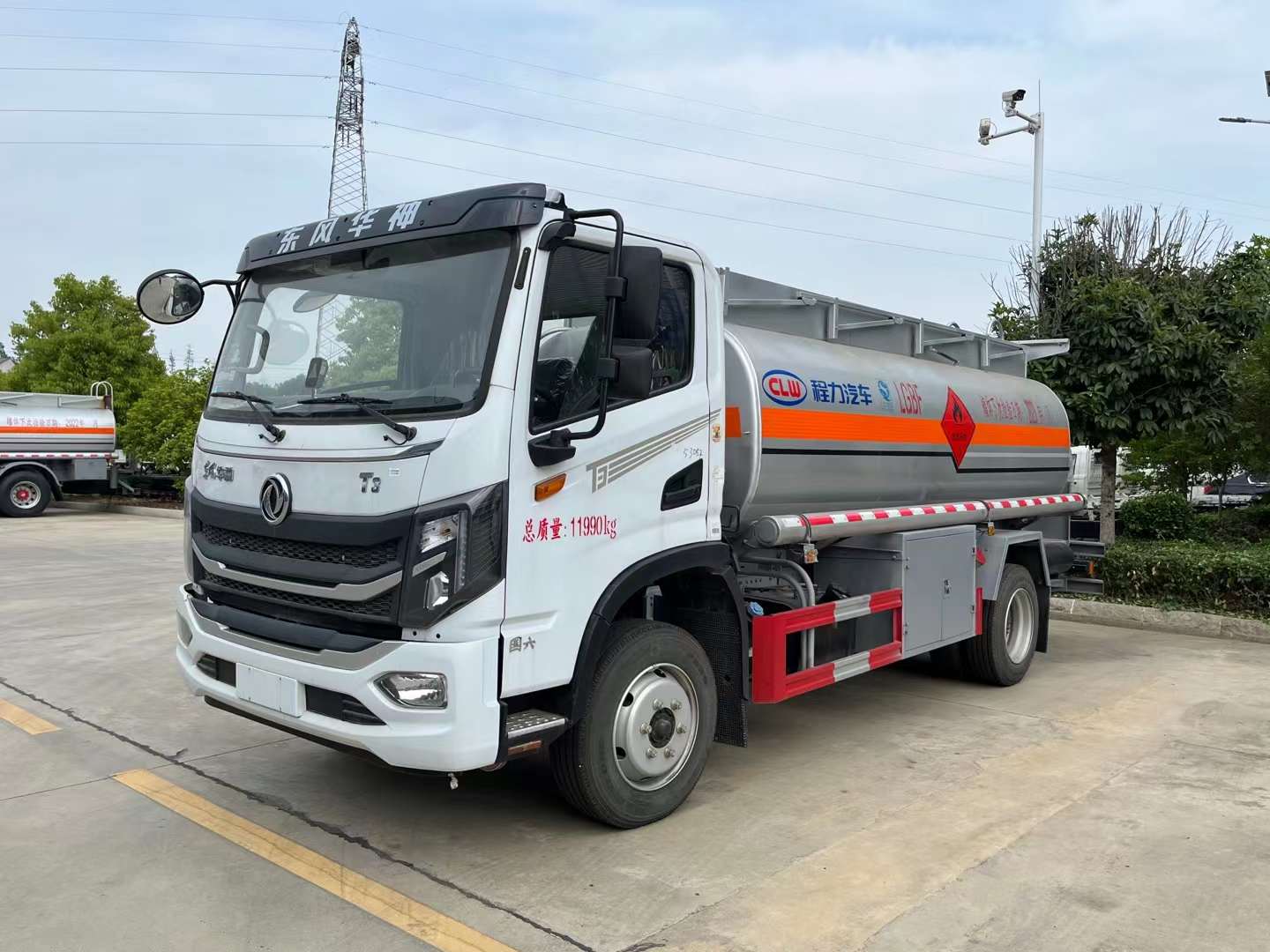 8吨油罐车 特价车 价格华划算的很  8吨加油车  8吨运油车