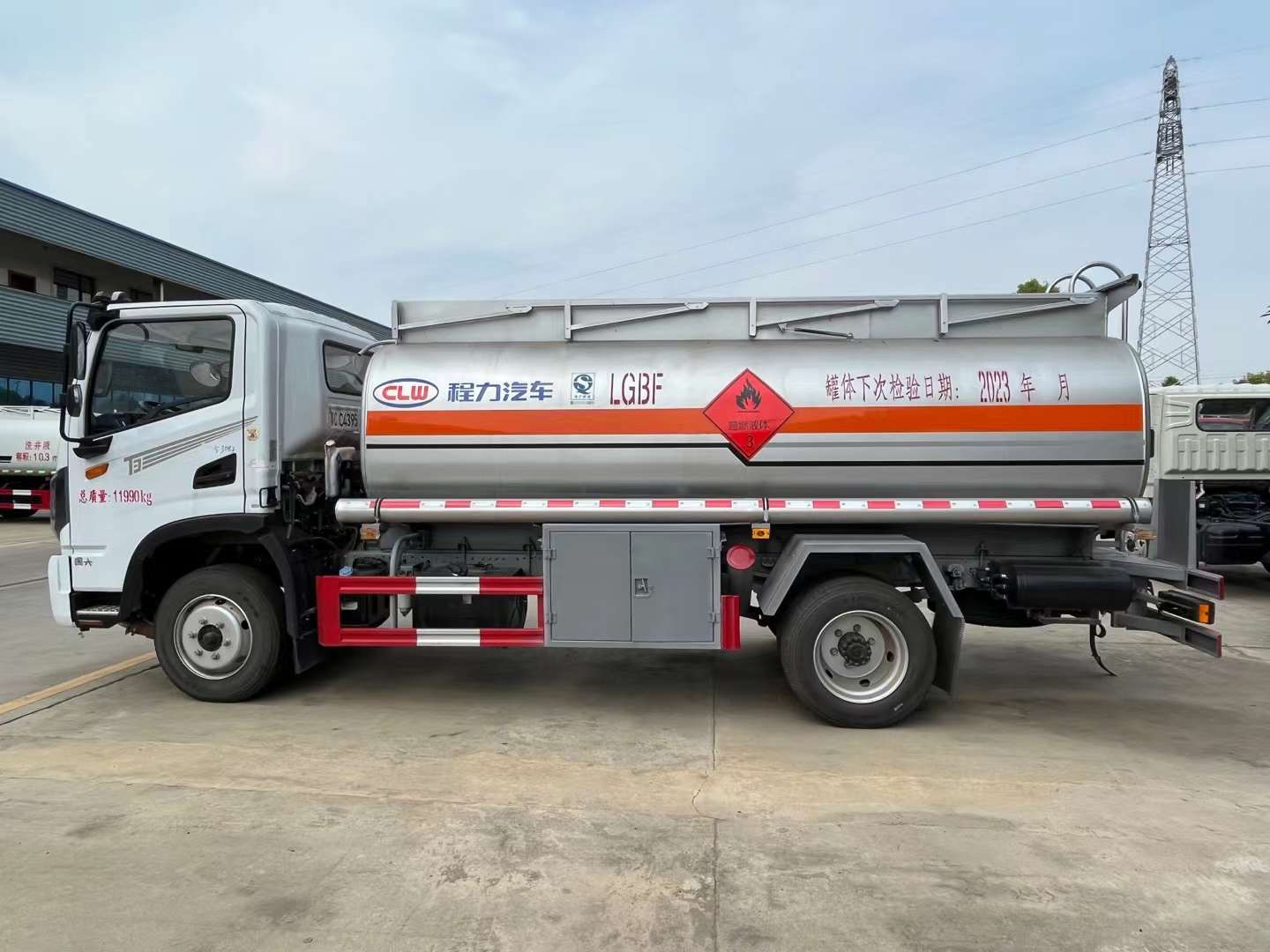 8吨油罐车 特价车 价格华划算的很  8吨加油车  8吨运油车