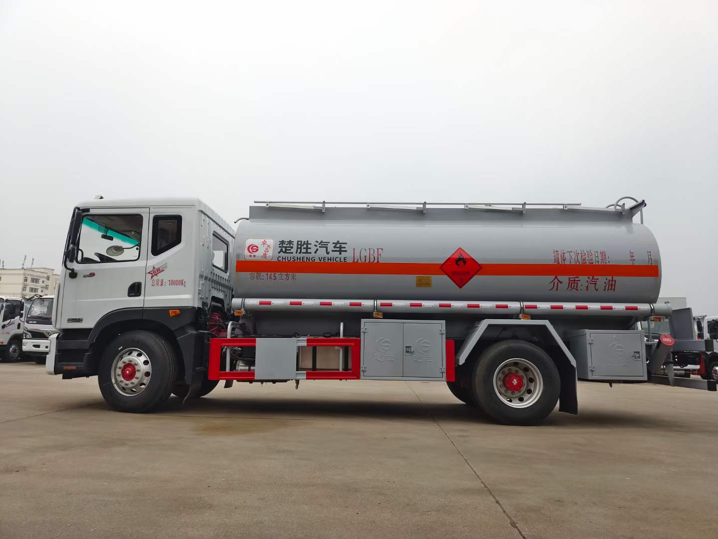10吨油罐车 国六东风D9油罐车 很划算的油罐车  10吨加油车  10吨运油车