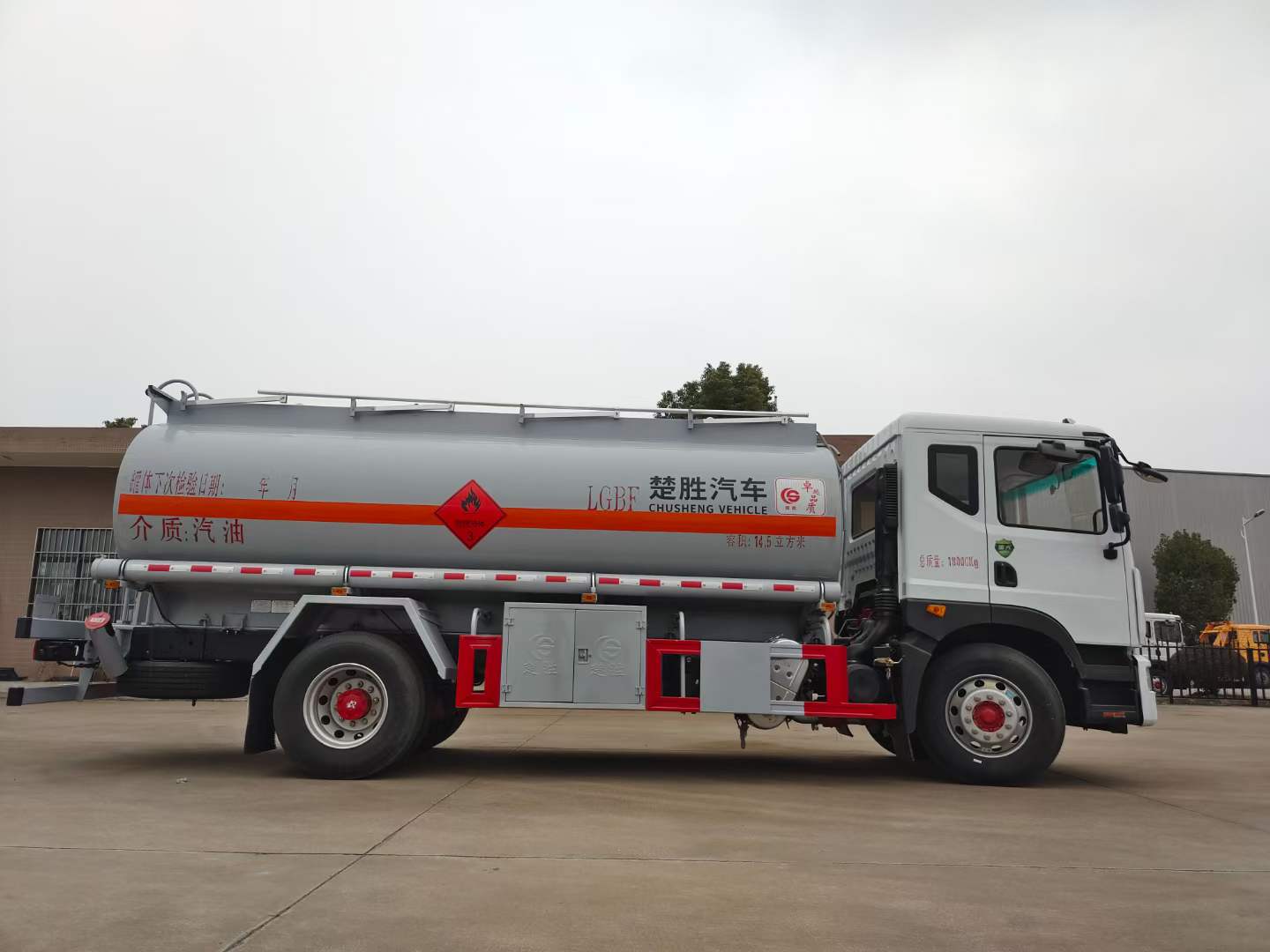 10吨油罐车 国六东风D9油罐车 很划算的油罐车  10吨加油车  10吨运油车