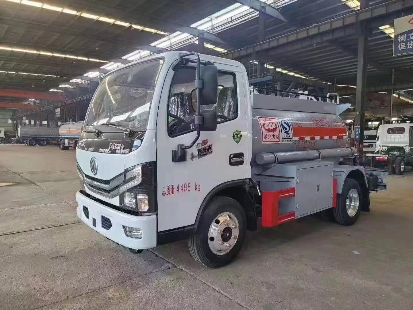 蓝牌油罐车 2吨油罐车 C证可开 价格便宜的很  2吨加油车