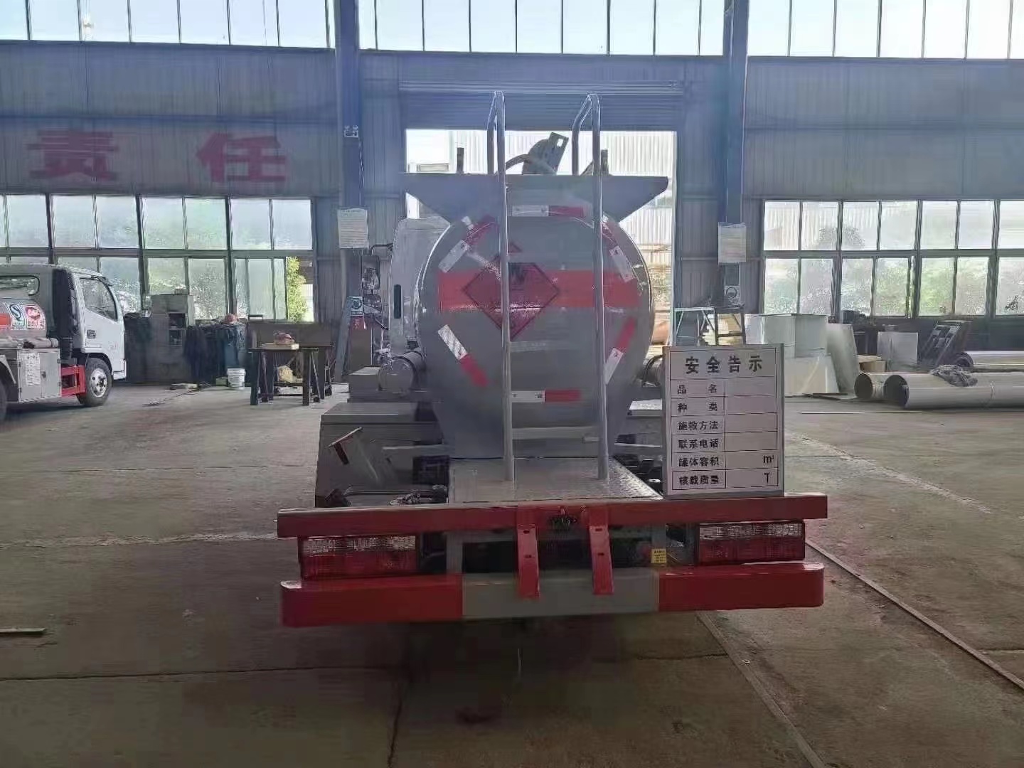 蓝牌油罐车 2吨油罐车 C证可开 价格便宜的很  2吨加油车