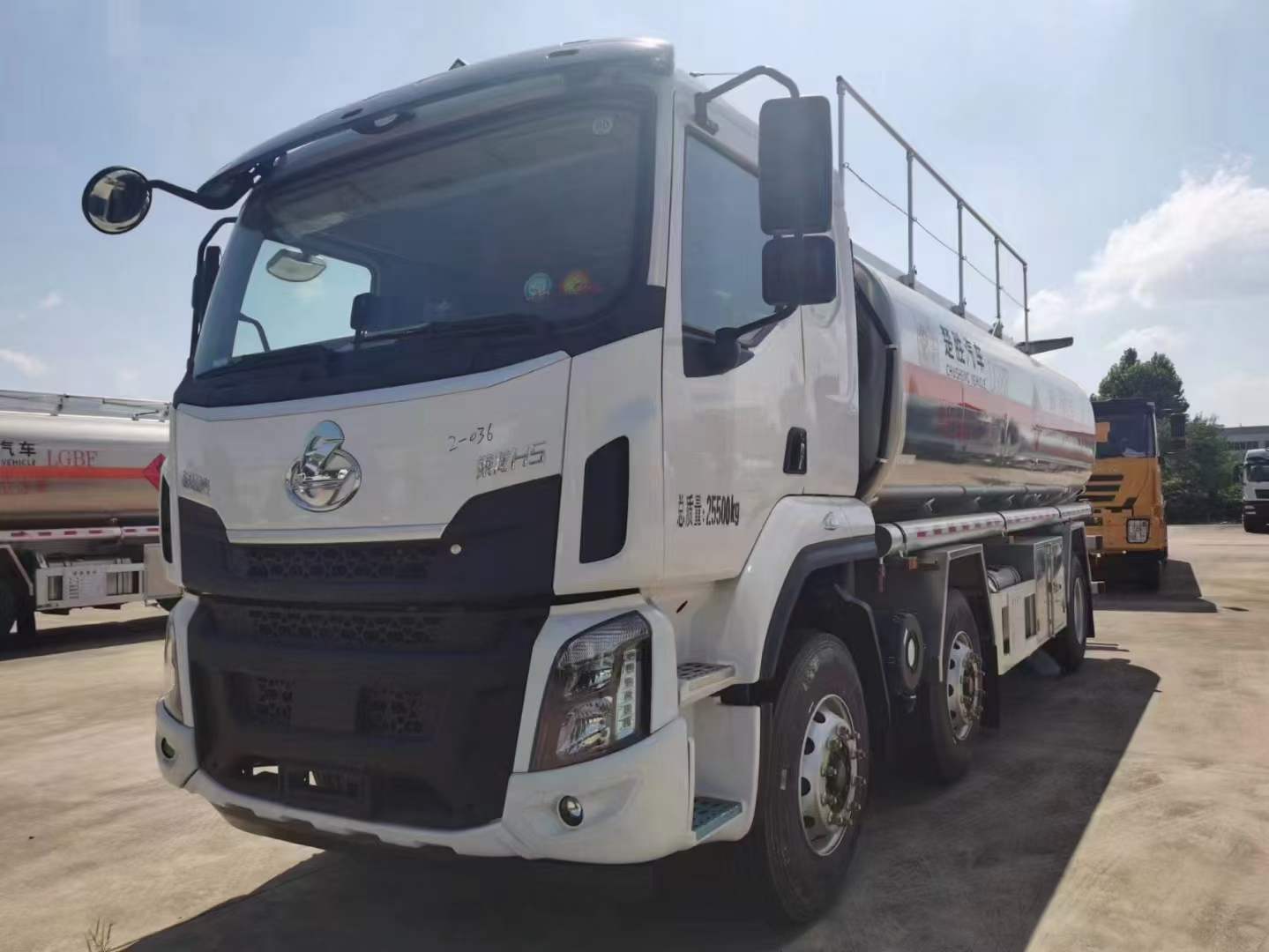 东风小三轴运油车 15吨运油车 亏本处理  15吨加油车  15吨油罐车