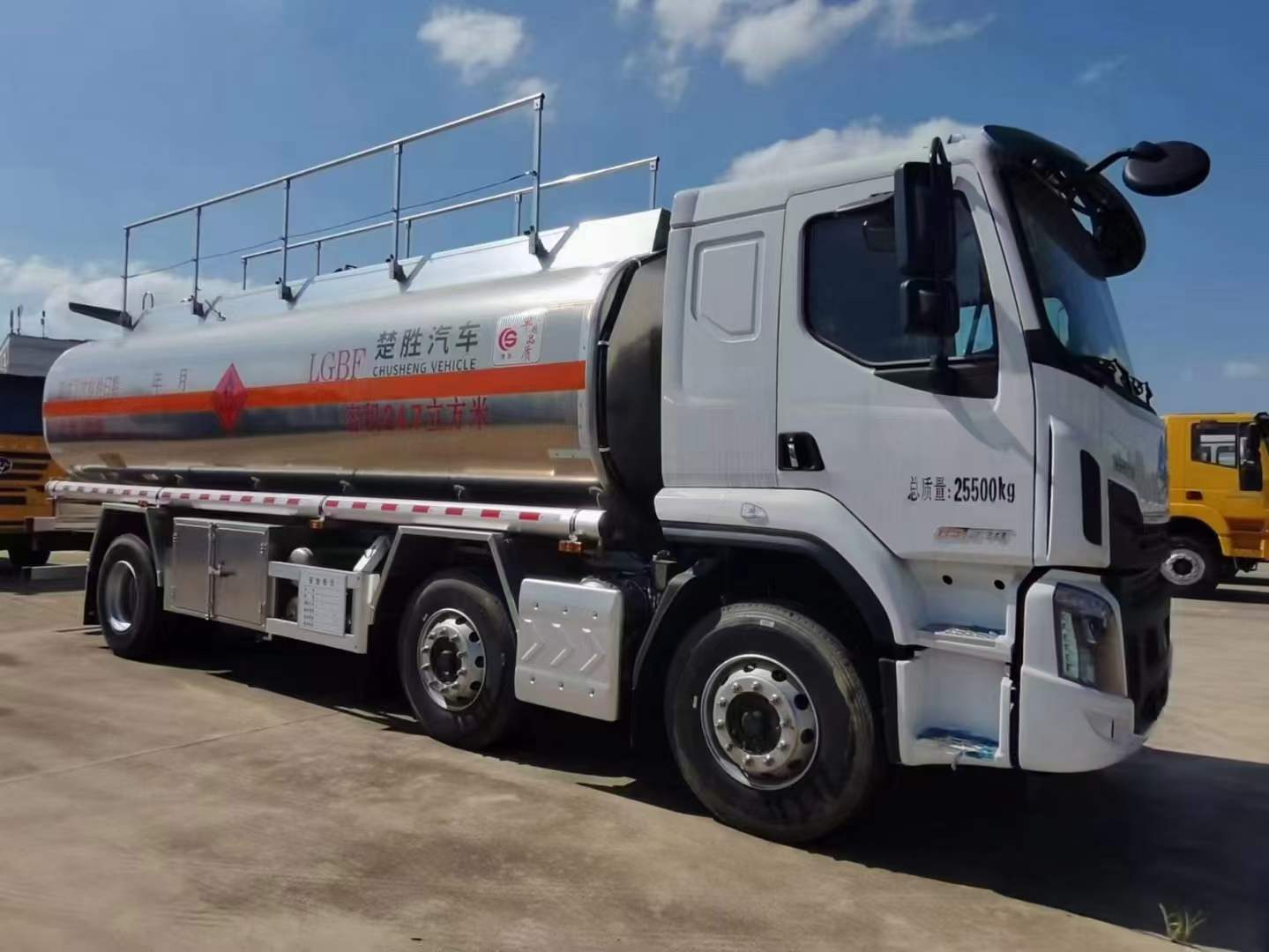 东风小三轴运油车 15吨运油车 亏本处理  15吨加油车  15吨油罐车