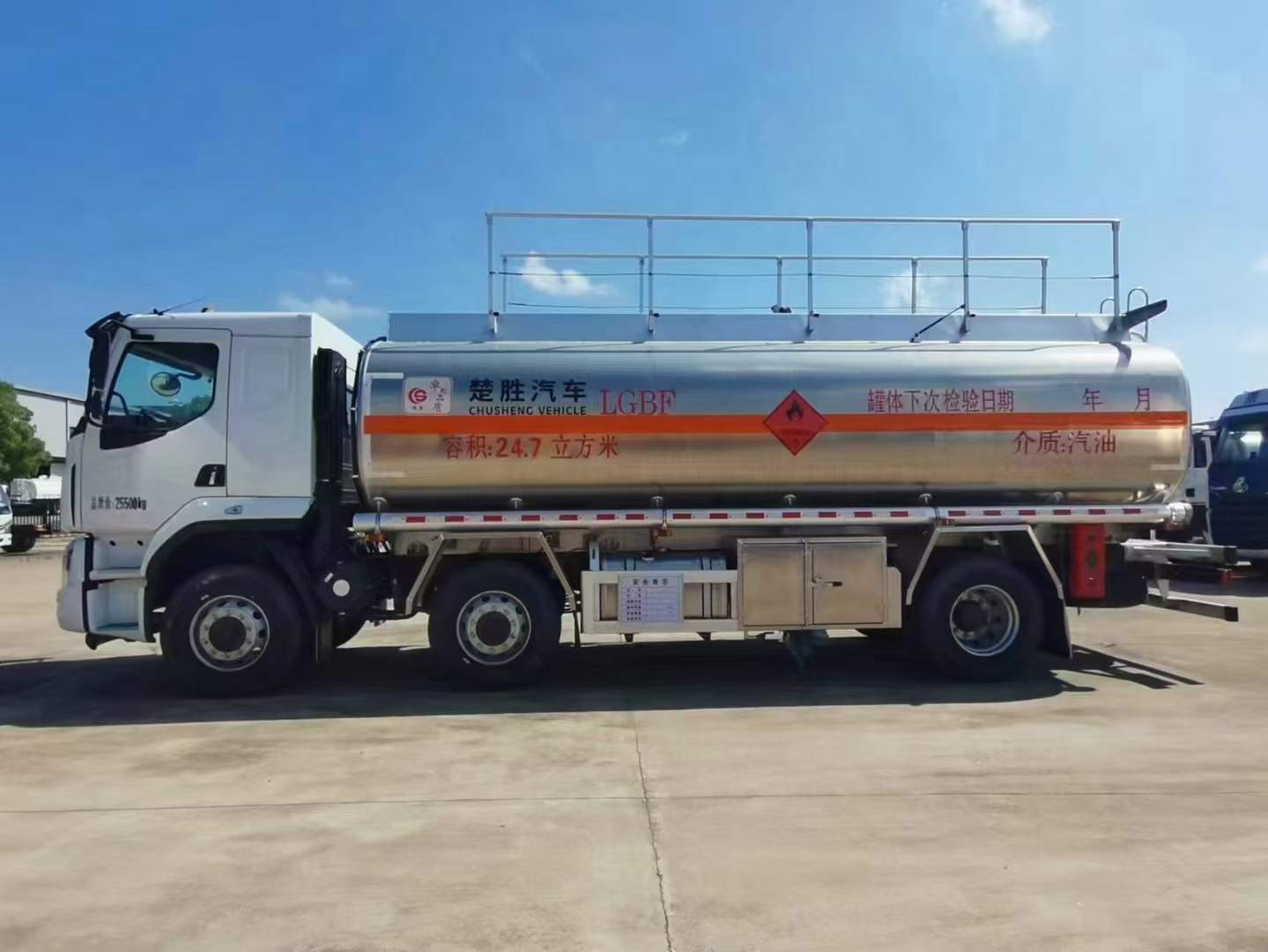 东风小三轴运油车 15吨运油车 亏本处理  15吨加油车  15吨油罐车