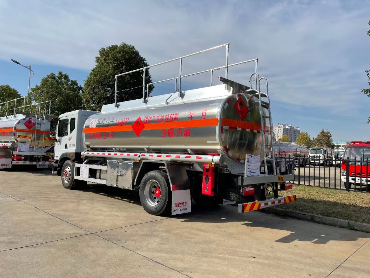 20吨油罐车 25吨油罐车 前四后八国六铝合金运油车  前四后八运油车